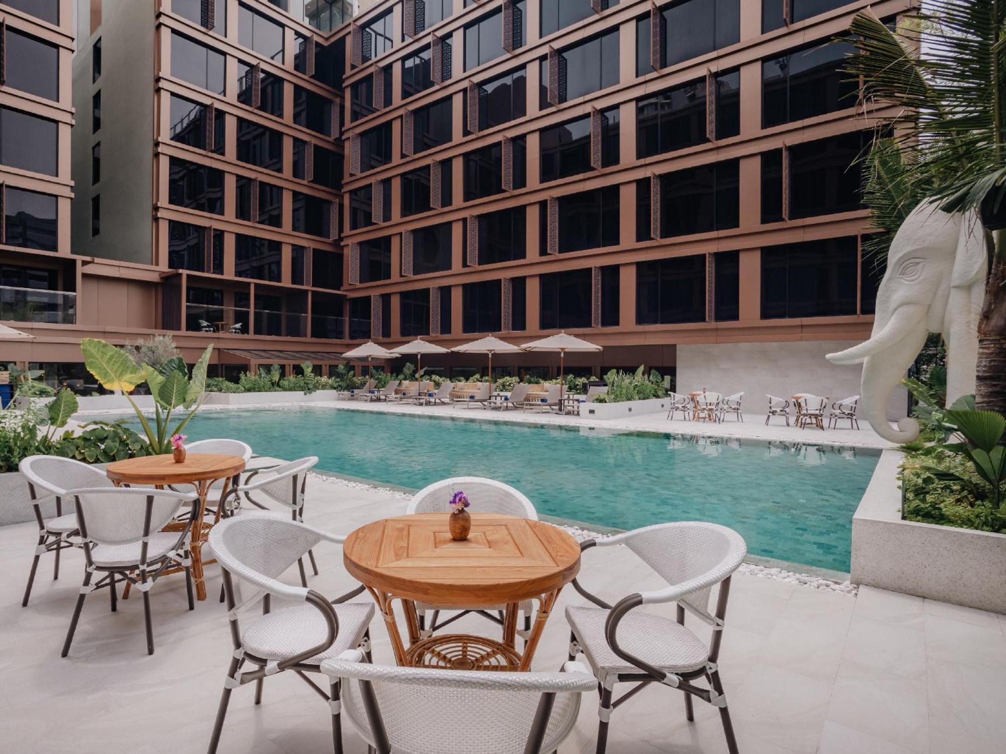 Nysa Hotel Bangkok Sukhumvit 11 외부 사진 The swimming pool at the hotel