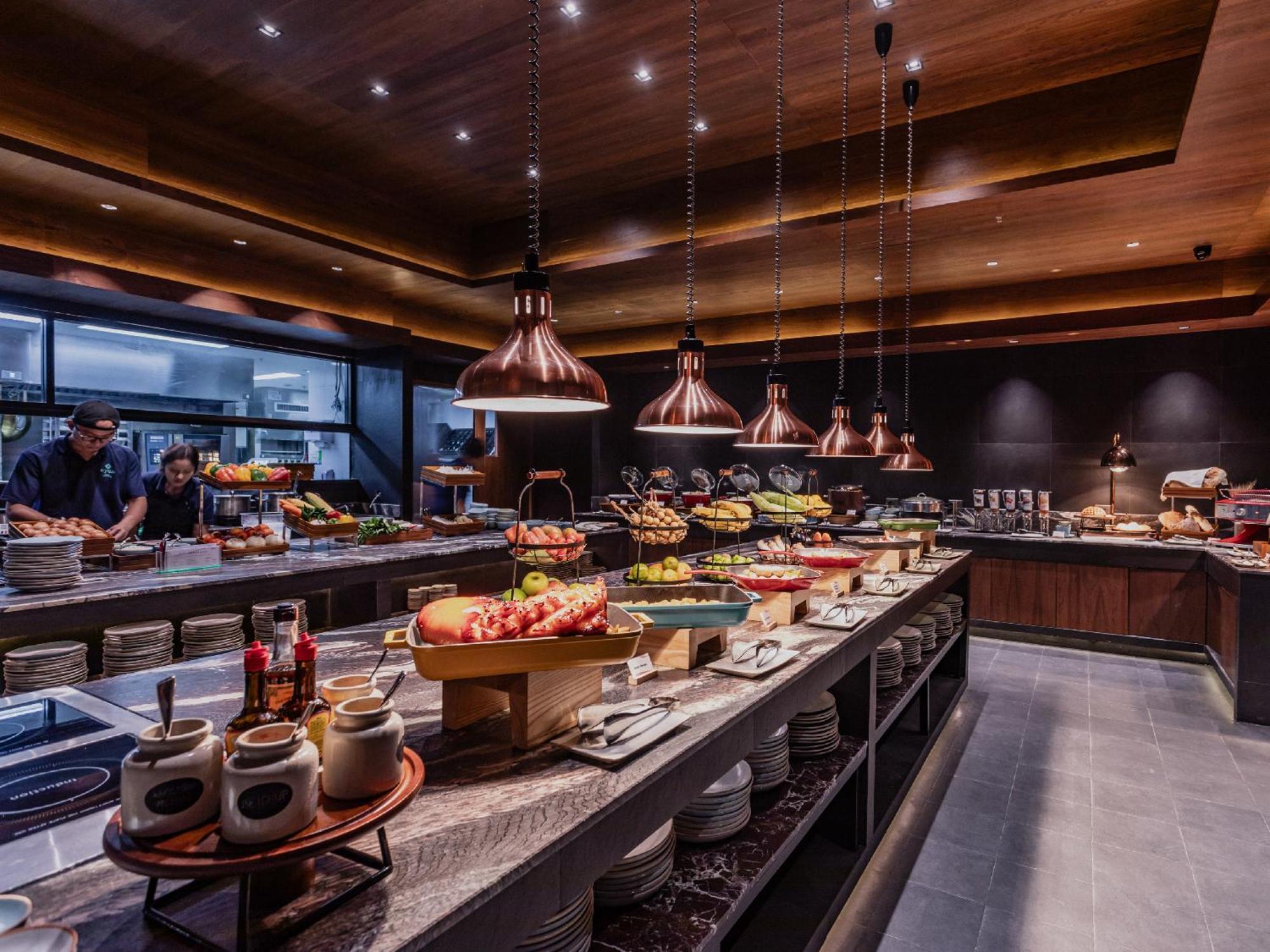 Nysa Hotel Bangkok Sukhumvit 11 외부 사진 The buffet at the restaurant