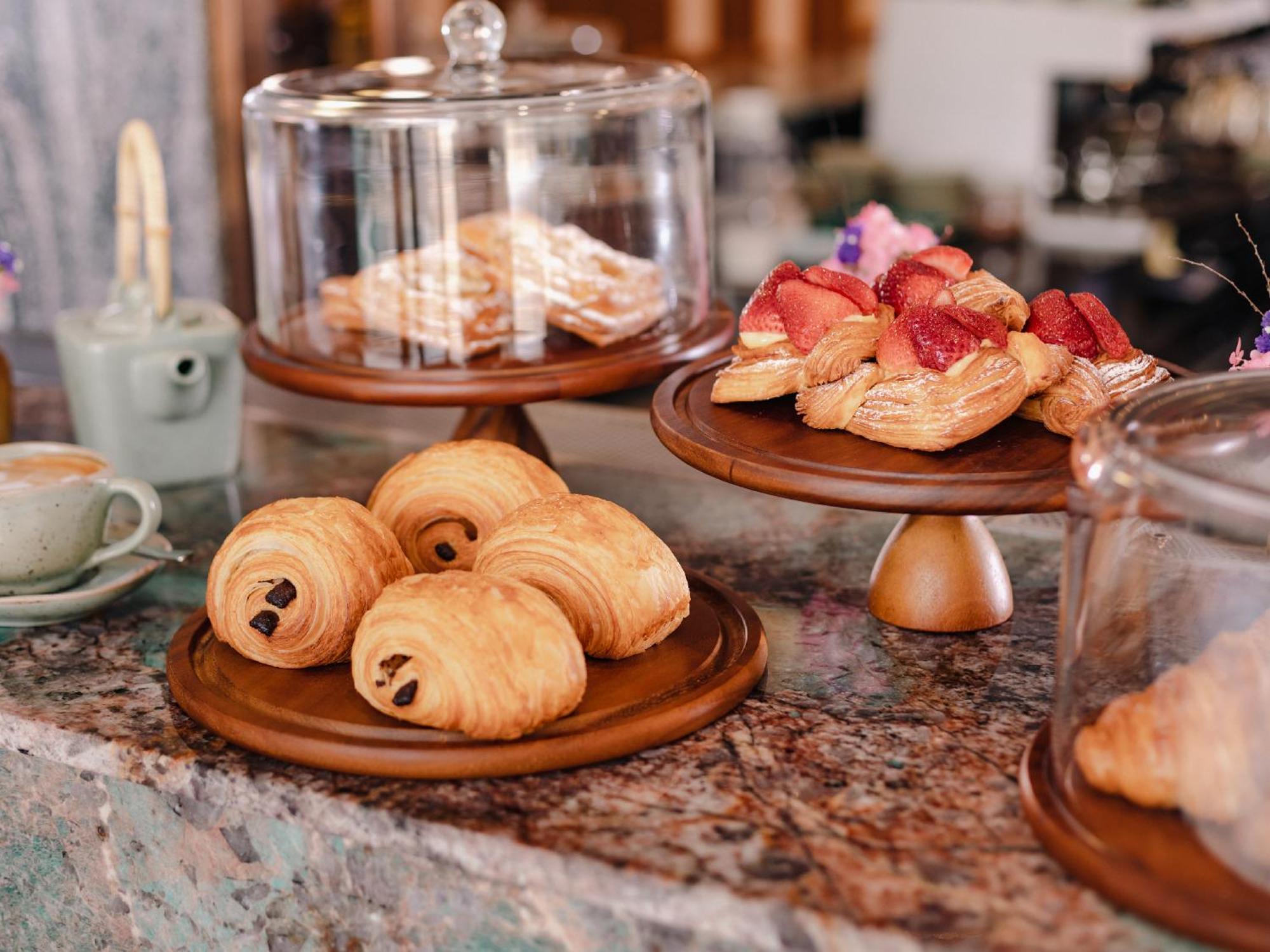 Nysa Hotel Bangkok Sukhumvit 11 외부 사진 Pastries at a café