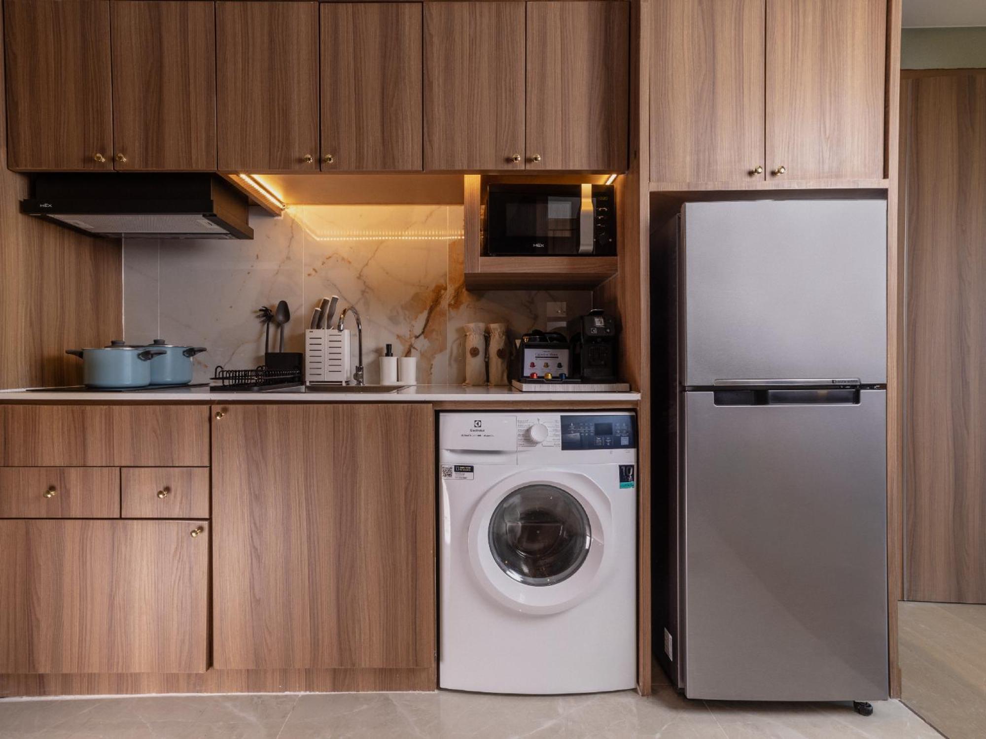 Nysa Hotel Bangkok Sukhumvit 11 외부 사진 A typical kitchen in a serviced apartment