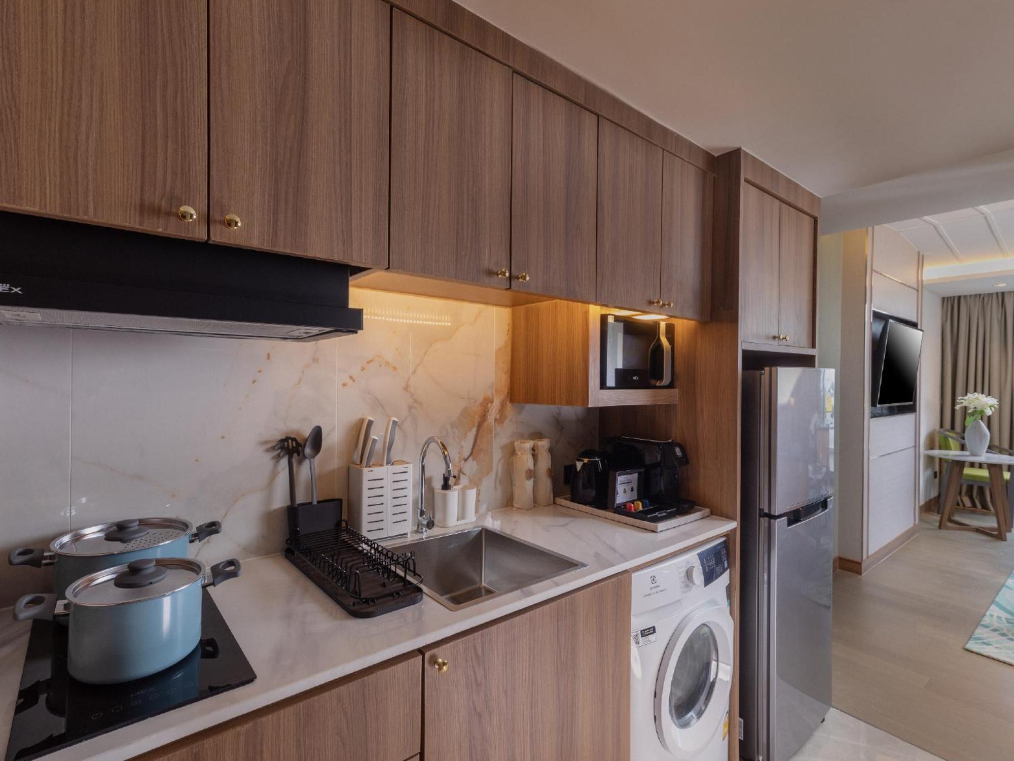 Nysa Hotel Bangkok Sukhumvit 11 외부 사진 A kitchen in a serviced apartment