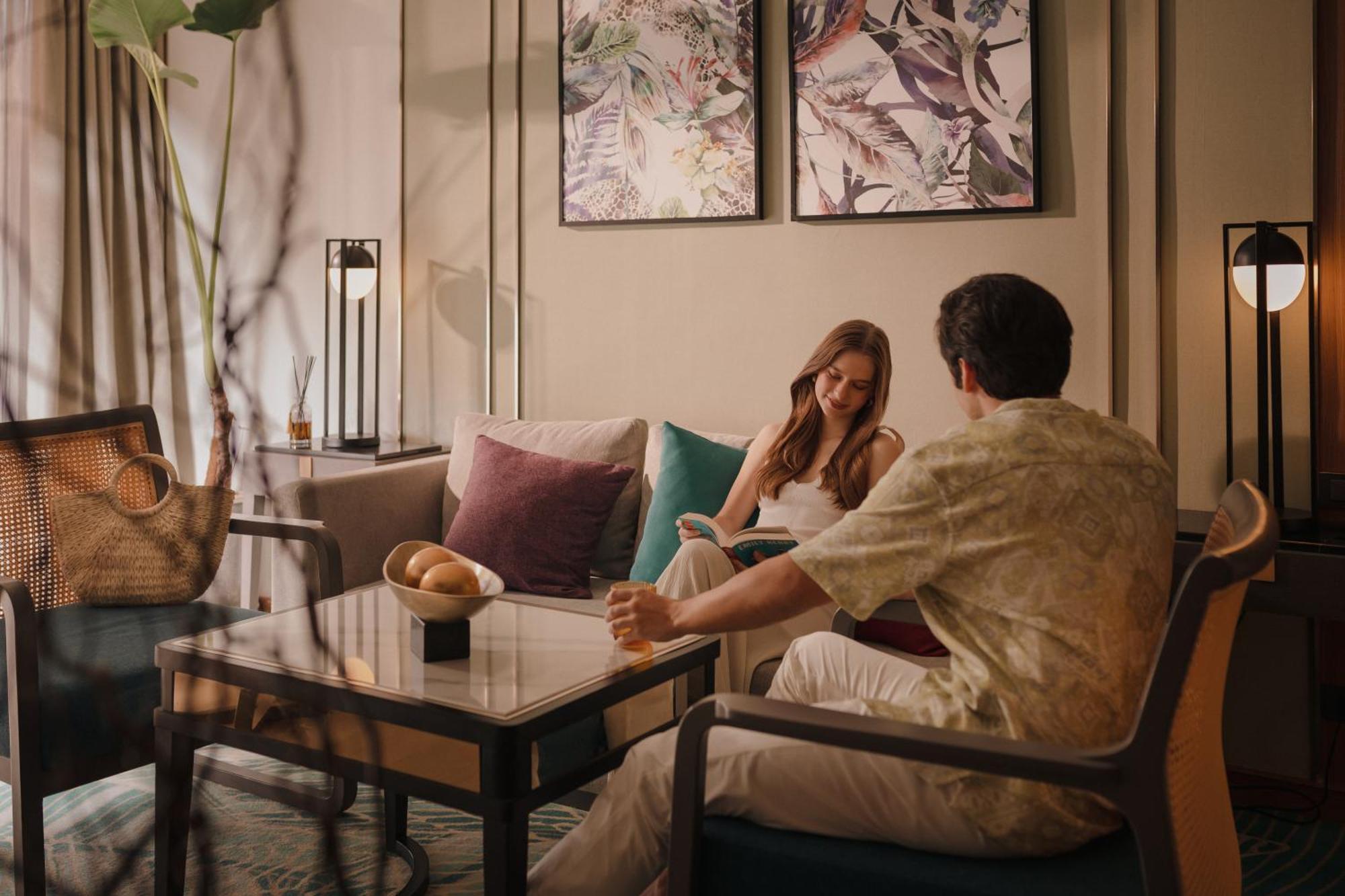 Nysa Hotel Bangkok Sukhumvit 11 외부 사진 A couple at the hotel