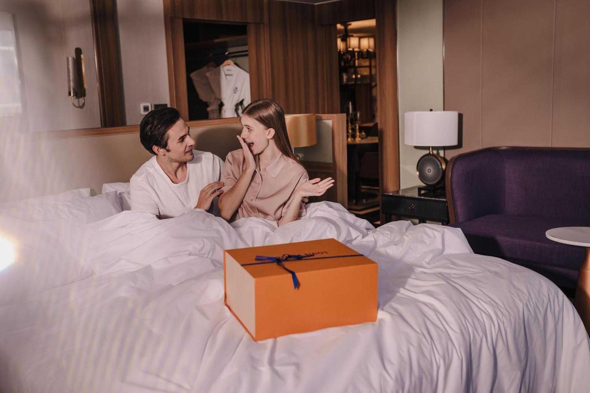 Nysa Hotel Bangkok Sukhumvit 11 외부 사진 A couple opening a present