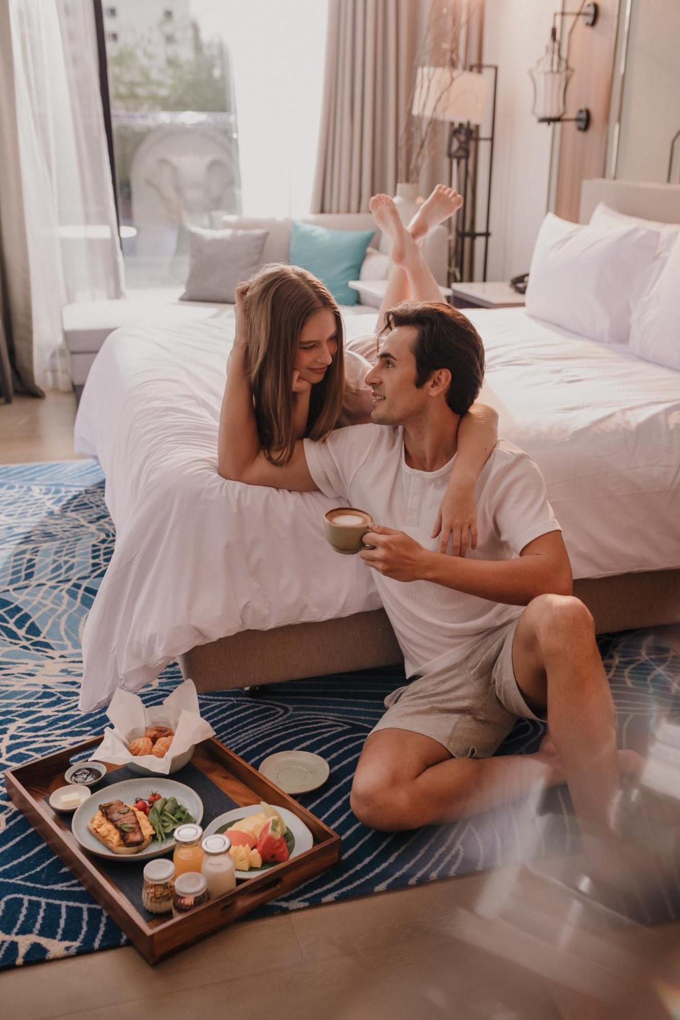 Nysa Hotel Bangkok Sukhumvit 11 외부 사진 Romantic couple in a hotel room