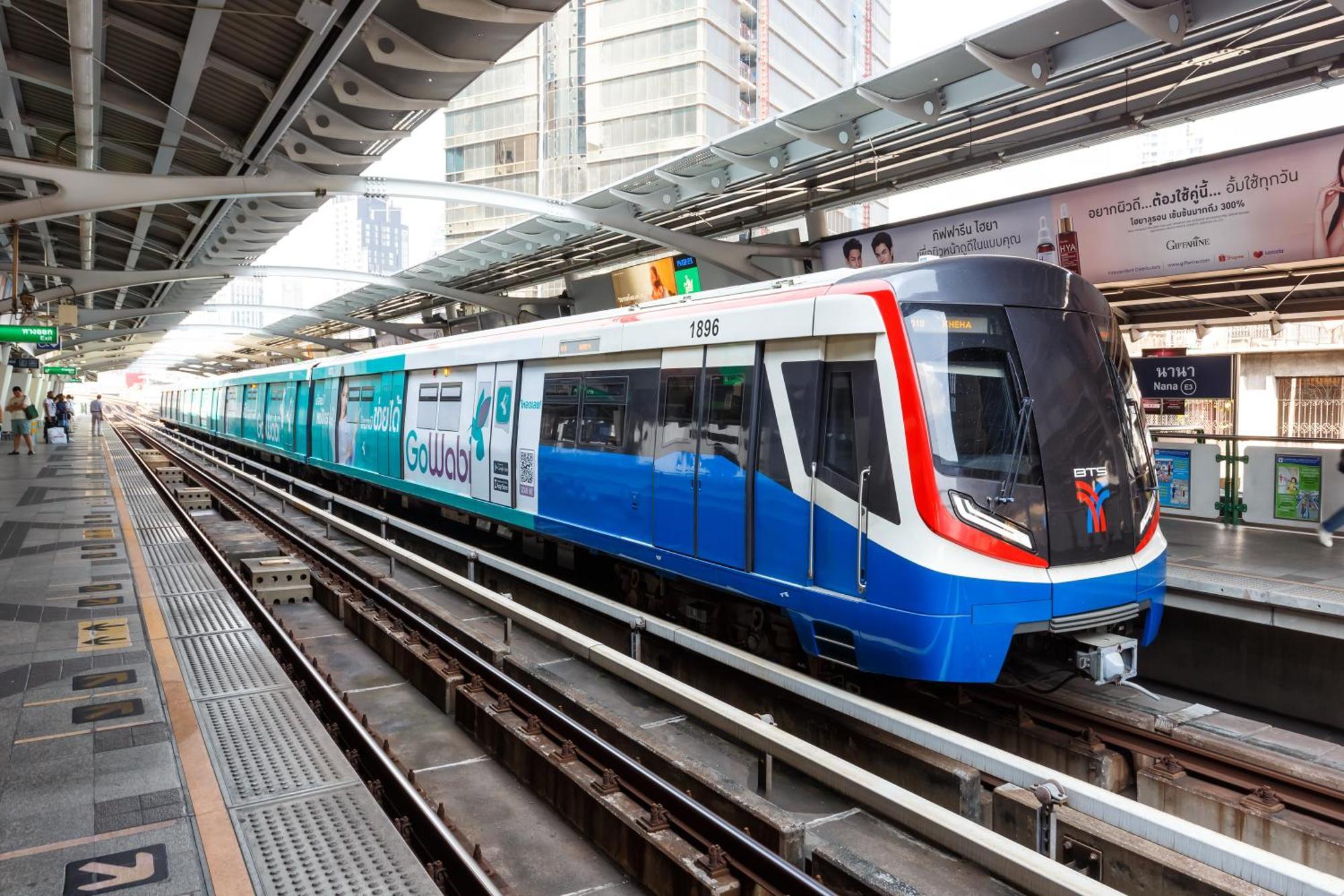 Nysa Hotel Bangkok Sukhumvit 11 외부 사진 A Blue Line train at Huai Khrai